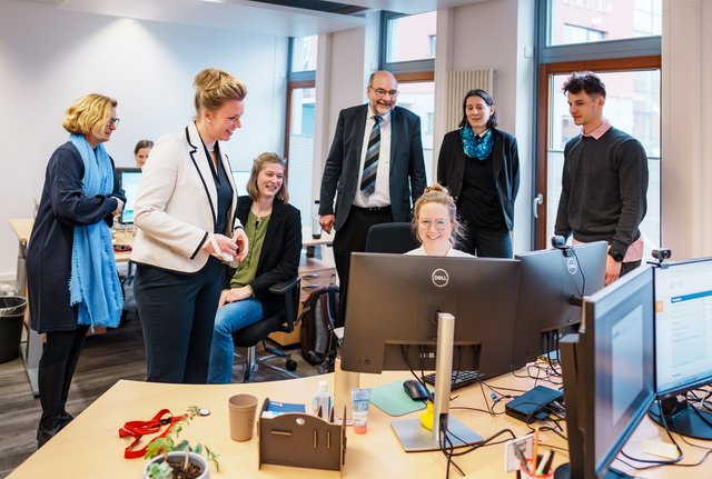 Ministerin Brandes, NRW-Ministerin für Kultur und Wissenschaft, im Gespräch mit Team- und Vorstandsmitgliedern des Promotionskollegs NRW. (Bild: PK-NRW/Volker Wiciok)