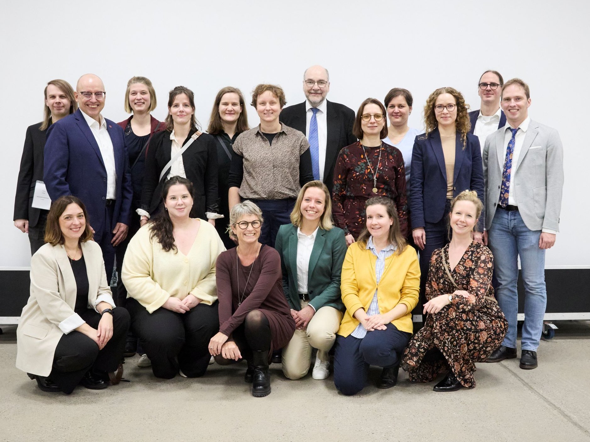 Das Team des PK NRW wünscht besinnliche Feiertage und einen guten Start ins neue Jahr! Foto: Heike Fischer, Köln Gruppenfoto der Mitarbeitenden des PK NRW, die gemeinsam in die Kamera lächeln und mit dem Bild ihre Weihnachts- und Neujahrsgrüße übermitteln.