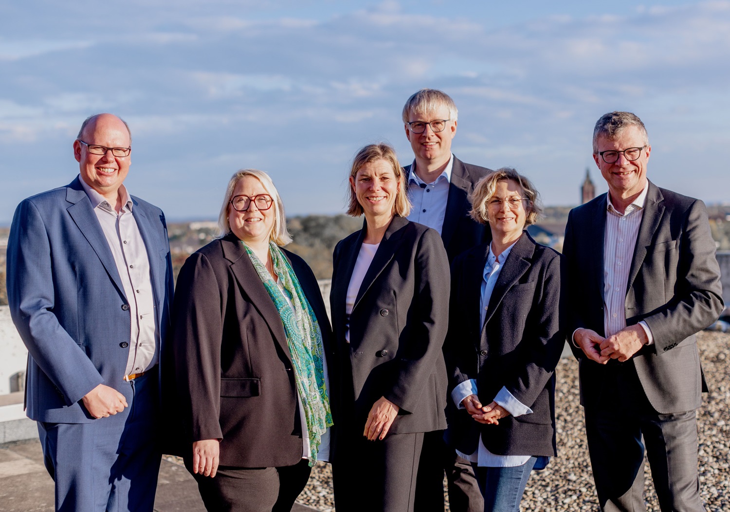 Doktorandin Vanessa Mai Vanessa Mai (3.v.l.) mit den Mitgliedern der Prüfungskommission (v.l.n.r.) Prof. Dr. Christian Kohls (TH Köln), Prof. Dr. Anja Richert (TH Köln) und Prof. Dr. Stefan Geisler (HS RuhrWest) sowie Prof. Dr. Klaus Becker (Vizepräsident für Forschung und Wissenstransfer der TH Köln) (rechts) und Prof. Dr. Eike Quilling (stellvertretende Vorsitzende des Vorstands des PK NRW).