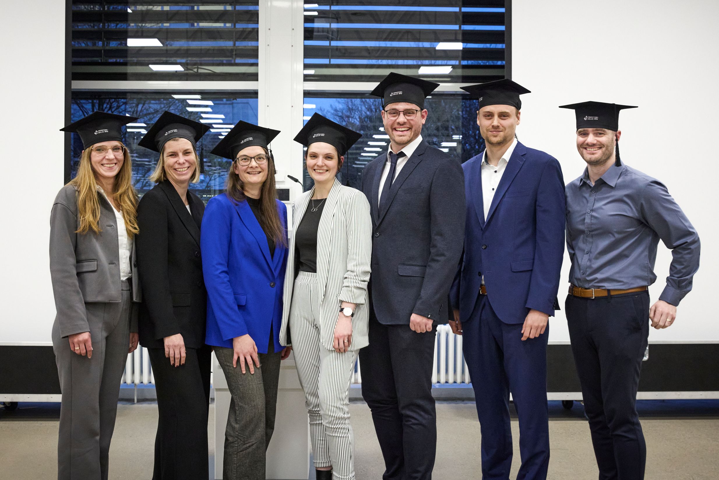 Nach der Ehrung waren die Absolvent*innen des PK NRW in feierlicher Stimmung. Foto: Heike Fischer, Köln Gruppenfoto der Absolvent*innen des PK NRW: Nach der Ehrung waren die Absolvent*innen in feierlicher Stimmung.